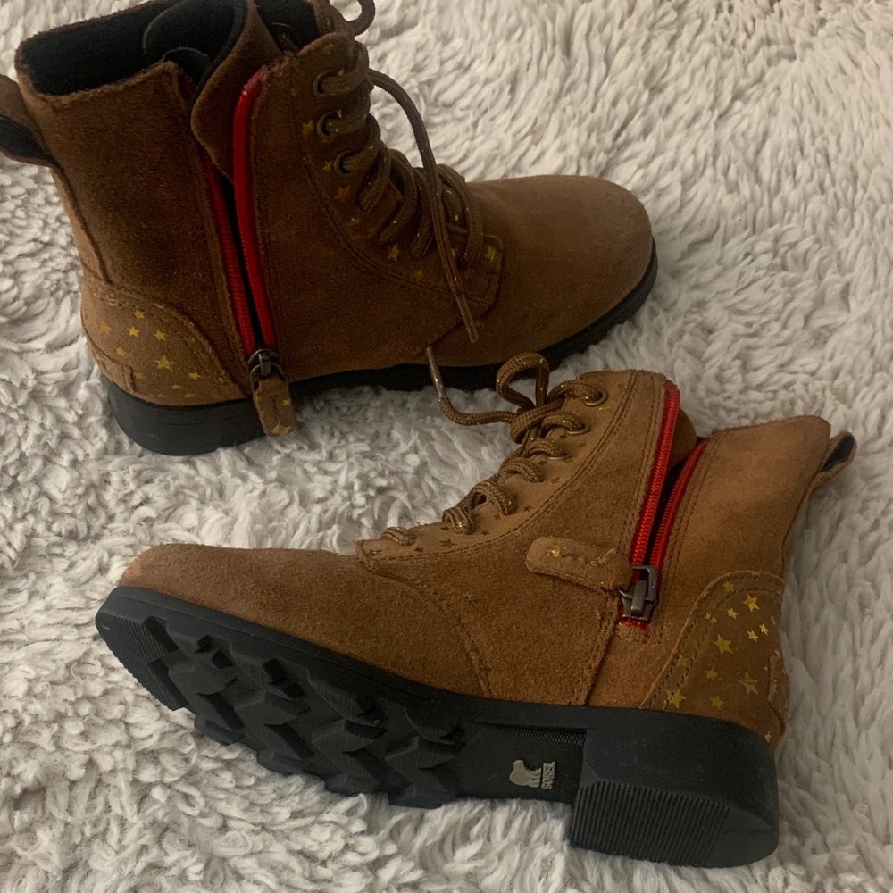 Sorel Brown Boots with Red Zipper and Gold Stars